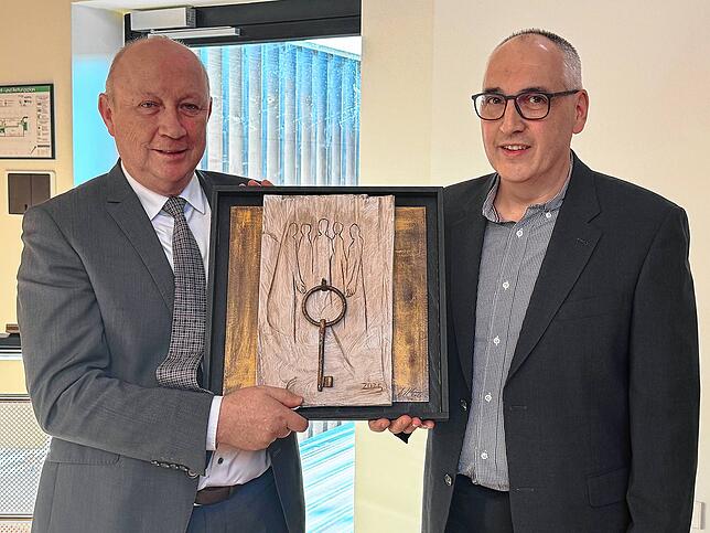 Den Original-Scheunentorschlüssel überreicht Architekt Bruno Jehle (rechts) an den Bürgermeister Thomas Schäuble.