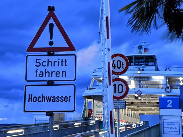 Schilder weisen auf Hochwasser im Bodensee hin. Foto: Felix Kästle/Archiv