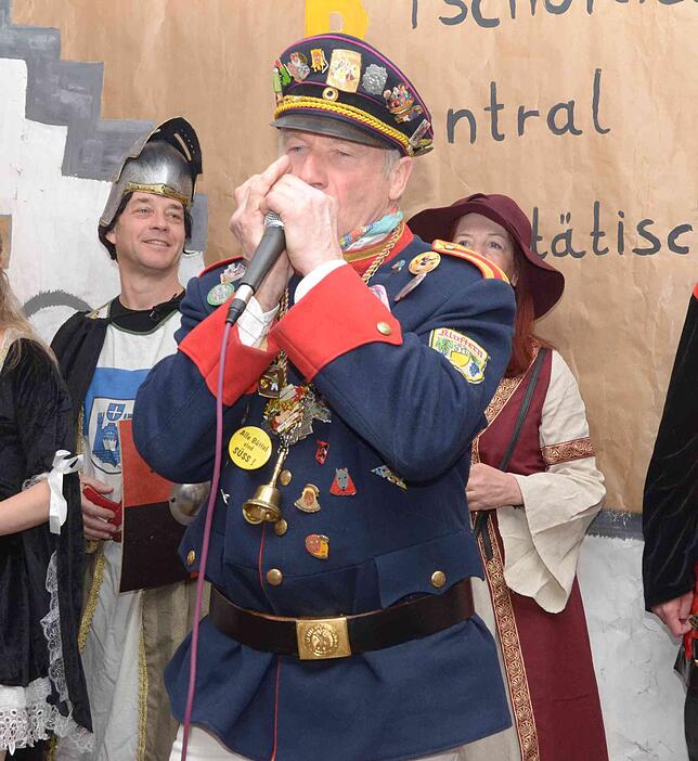 Gibt sein Abschiedsständchen auf der Mundharmonika: Hausmeister Werner Braunwarth, der nach 23 Jahren am BZM nun in Rente geht.