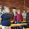 Die beiden Angeklagten (links und Mitte) stehen vor der Urteilsverkündung im großen Sitzungssaal des Landgerichtes Konstanz. Die Kammer ...