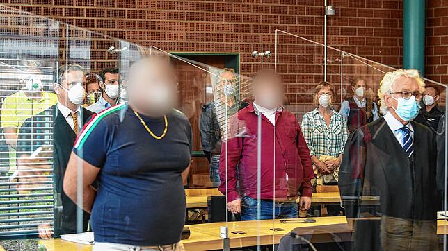 Die beiden Angeklagten (links und Mitte) stehen vor der Urteilsverkündung im großen Sitzungssaal des Landgerichtes Konstanz. Die Kammer ...