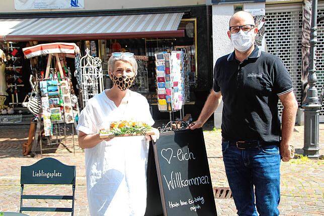 Bäcker André Kloos mit Sandra Feiner vor dem Marktgeflüster.