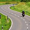 Zwei Motorradfahrer sind auf der L 175 zwischen Brigach und St. Georgen unterwegs.  Bild: Roland Sprich