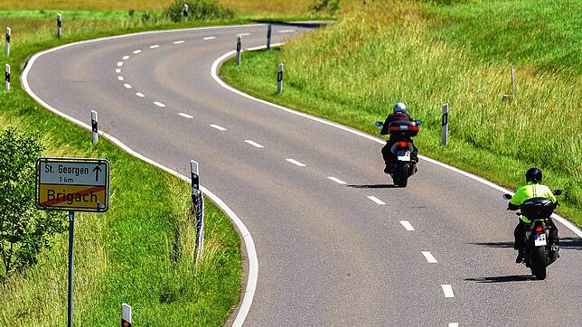 Zwei Motorradfahrer sind auf der L 175 zwischen Brigach und St. Georgen unterwegs.  Bild: Roland Sprich