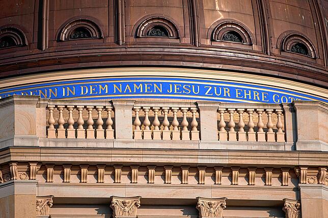 Das umlaufende Schriftband an der Kuppel des Humboldt Forums.