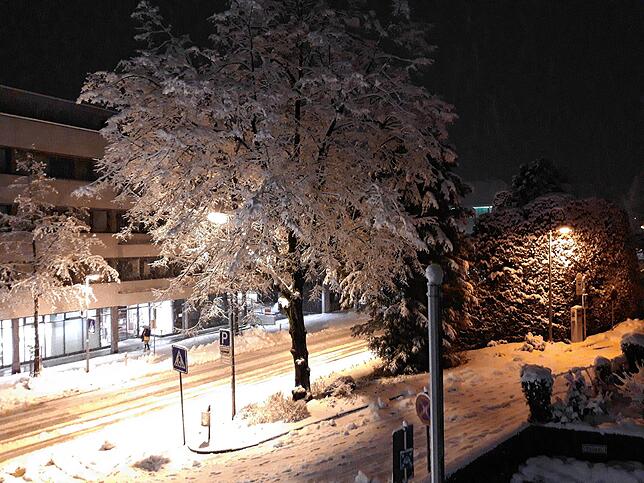 Nächtlicher Blick auf die Bismarckstraße in Waldshut.