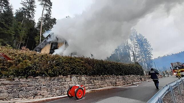 Derzeit läuft ein Großeinsatz der Feuerwehren im Groppertal. Das frühere Bahnwärterhäusle steht in Flammen. Es kommt zu einer enormen ...