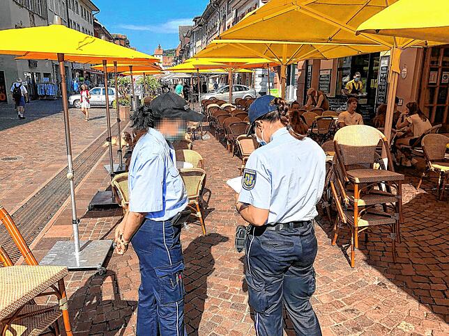 Die Mitarbeiterinnen des städtischen Ordnungsamtes kontrollierten bereits nach dem ersten Lockdown 2020, ob sich die Gastronomen an die ...