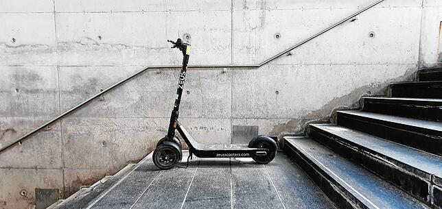 Wie kommt der denn da hin? Im Frühjahr war über längere Zeit ein E-Scooter in der Unterführung beim BlueBoxx-Kino in Villingen zu finden.