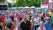 Das Programm ist vielversprechend und der Rathausplatz hoffentlich jeden Tag so voll wie hier bei der Sommersinnfonie 2022.