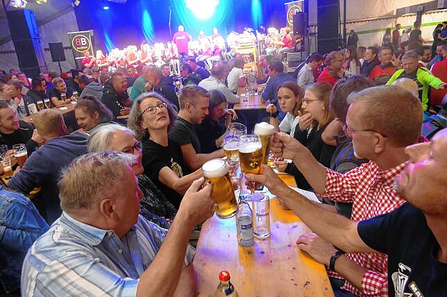 Bild 4: Bergfest in Fürstenberg: Ob8Blech bringt am Samstag die Besucher in Stimmung