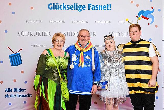 Bild 11: Bilder der SWR-Fasnacht im Konzil: Strahlende Narren vor der SÜDKURIER-VIP-Wand