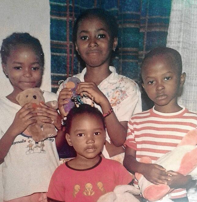 Diaka, ihre Schwester Assa und ihr Bruder David. Das Kind vorne ist ihre Stiefschwester Adama.