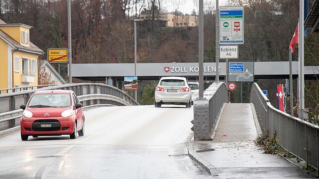 Täglich rollen Tausende von Autos und Lastwagen über die Rheinbrücke zwischen Waldshut und Koblenz. Ob und wann die erst 2014 sanierte ...