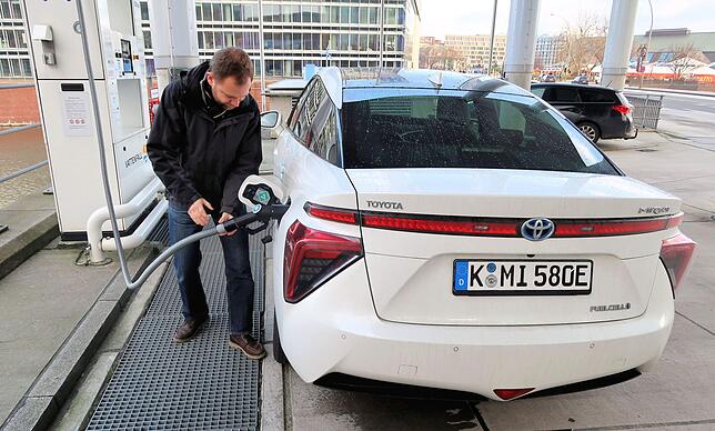 SÜDKURIER-Autor Steve Przybilla lässt Wasserstoff in den Tank des Mirai. Nach drei Minuten ist der Tank voll.