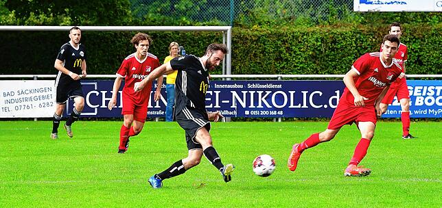 Bild 34: FC Wallbach dreht die Partie und gewinnt mit 3:2 gegen den FC RW Weilheim &ndash; und wir haben die Bilder!