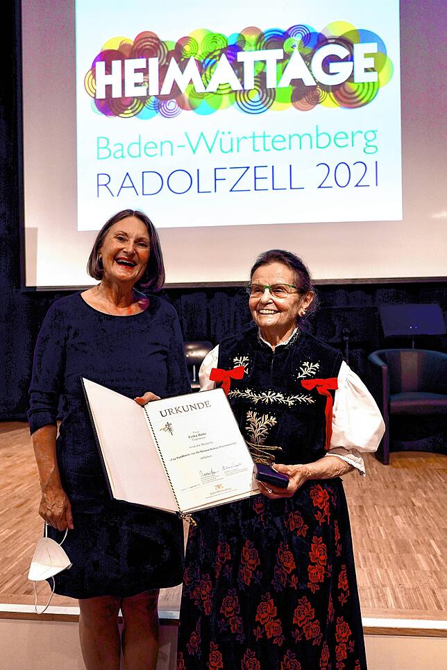 2021 erhielt Erika Buhr die Heimatmedaille. An den Heimattagen in Radolfzell überreichte Regierungspräsidentin Bärbel Schäfer ihre die ...