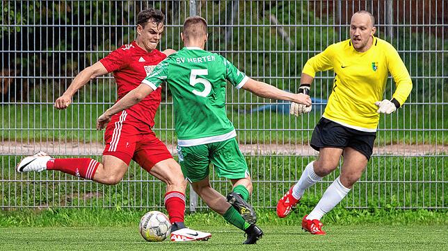Ausgetanzt: Jens Murawski (Nr. 5) kommt zu spät, Torwart Christoph Düster ist machtlos. Tim Siegin nutzt die Chance und besiegelt mit ...