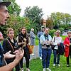 Küchenchef Mario Enchelmaier (links) verrät den Besuchern bei einer Führung über den Stotz Hof sein Küchengeheimnis: Produkte vom Hof, ...