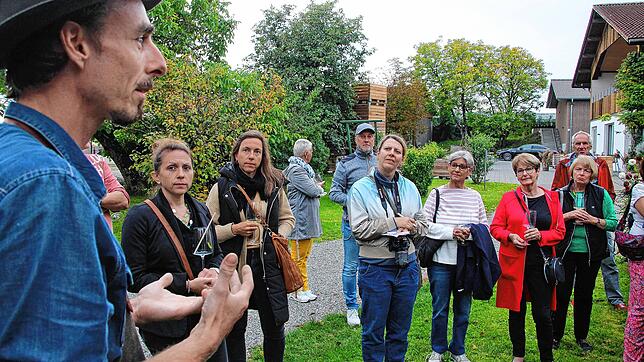 Küchenchef Mario Enchelmaier (links) verrät den Besuchern bei einer Führung über den Stotz Hof sein Küchengeheimnis: Produkte vom Hof, ...