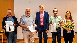 Bürgermeister Michael Schmitt verabschiedet vier von 14 Gemeinderäten. Von links: Jürgen Kaltenbach (CDU), Josef Vogt (Pro Brigachtal), ...