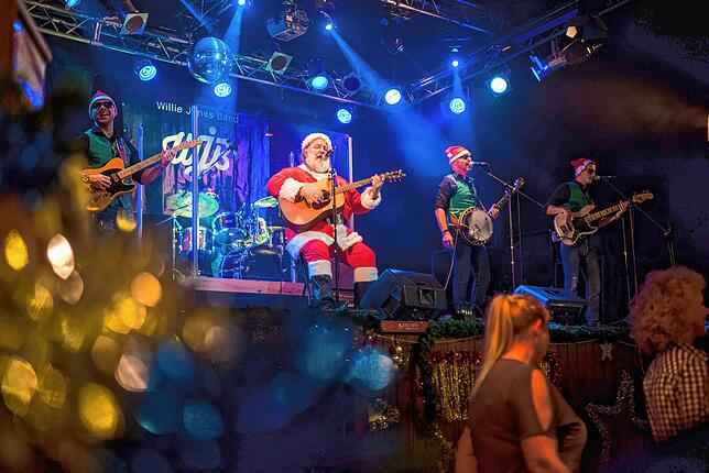 Santa on Stage: Zum Advent in der Westernstadt “Pullman City„ steigt der Weihnachtsmann persönlich auf die Bühne.