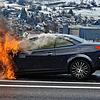 Auf der Autobahn A2 bei Sissach BL in Fahrtrichtung Basel brennt am 24. Dezember zwischen Ebenraintunnel und Ausfahrt Sissach ein Auto. ...