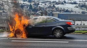 Auf der Autobahn A2 bei Sissach BL in Fahrtrichtung Basel brennt am 24. Dezember zwischen Ebenraintunnel und Ausfahrt Sissach ein Auto. ...
