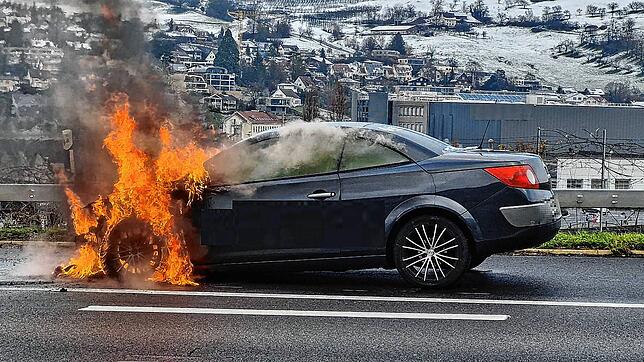 Auf der Autobahn A2 bei Sissach BL in Fahrtrichtung Basel brennt am 24. Dezember zwischen Ebenraintunnel und Ausfahrt Sissach ein Auto. ...