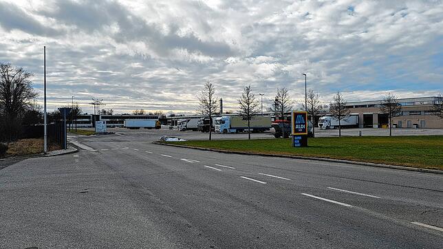 In der Nähe des Aldi-Zentrallagers bereitet ein größerer Wasserrohrbruch den Wasserwerken Kopfzerbrechen.