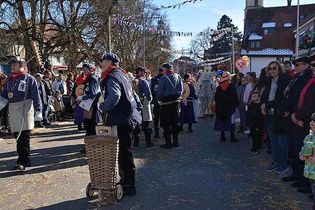 Bild 18: Bilder vom Narrentreffen der Urviecher-Zunft Bad Dürrheim: Großer Festumzug (1)