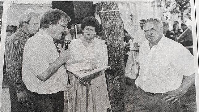 So berichtete der SÜDKURIER am 12.&nbsp;August 1995. Auf dem Bild gratuliert Bürgermeister Rudolf Landwehr dem Pächterehepaar Hannelore ...