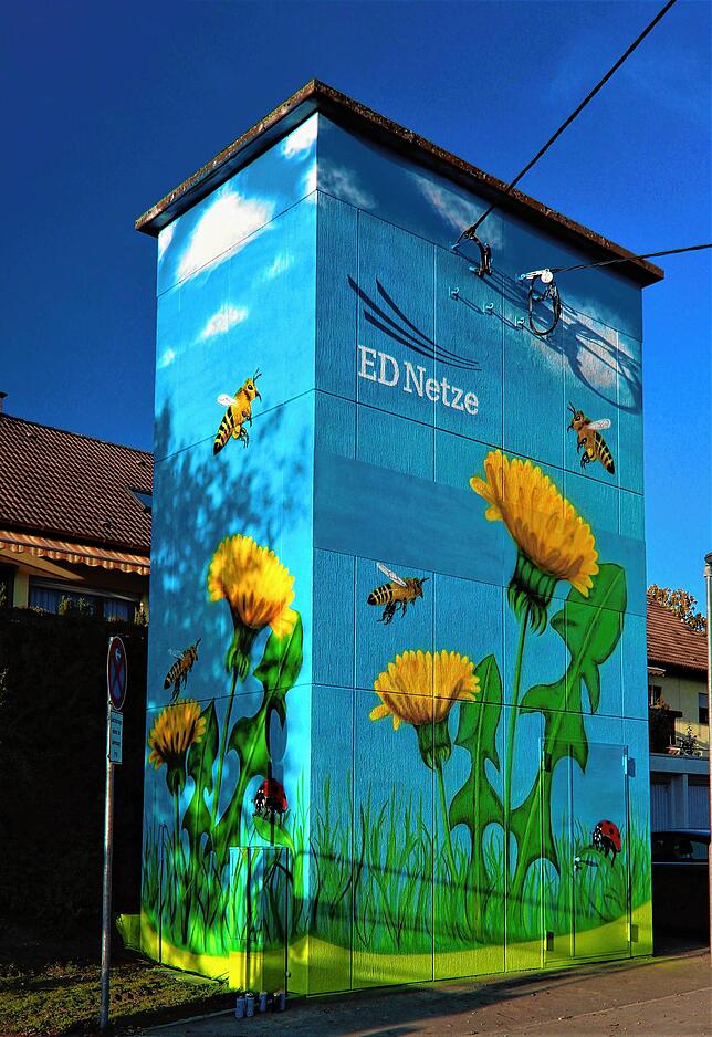 Bei diesem Gebäude in Dauchingen hat sich Torben Störmer um die Bienen gekümmert, die auf Suche nach Pollen sind.