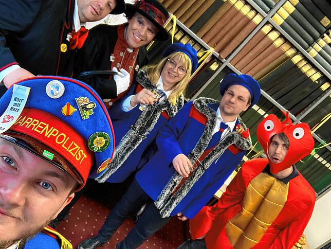 Selfie mit dem Narrenverein Katzedopeschliefer Deisendorf: Narrenpolizist Benedikt Müller (vorn), Narrenvater Martin Scheel, ...