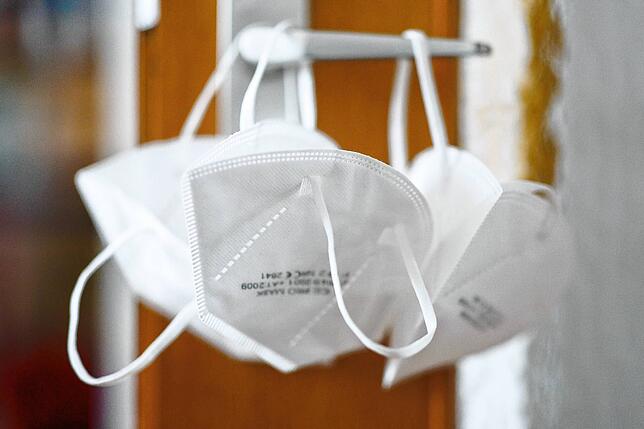 Wenn Abstand halten im Haushalt nicht möglich ist, helfen FFP2-Masken dabei, anderen Personen zu schützen.