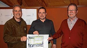 Sie zeigen den Plan für die Erweiterung des Campingplatzes in Lienheim: Diplom-Ingenieur Christian Burkhard (links), der für Elmar Maier ...