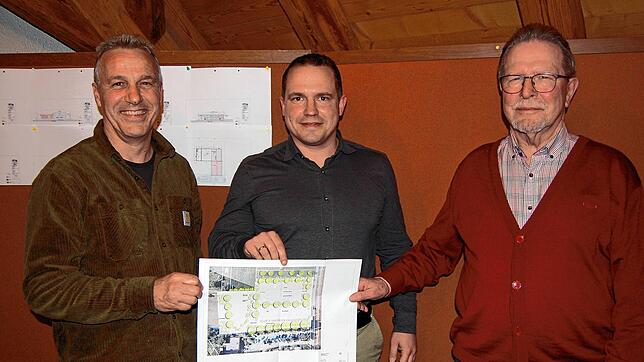 Sie zeigen den Plan für die Erweiterung des Campingplatzes in Lienheim: Diplom-Ingenieur Christian Burkhard (links), der für Elmar Maier ...