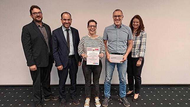 5. Platz: 2000 Euro zaubern den Mitgliedern des Fördervereins der Grundschule Grießen ein Lächeln ins Gesicht. Von links: Markus Baier, ...