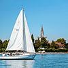 Ein Segelboot fährt über den Bodensee. So stellen sich viele den perfekten Sommer vor – aber zu welchem Preis?