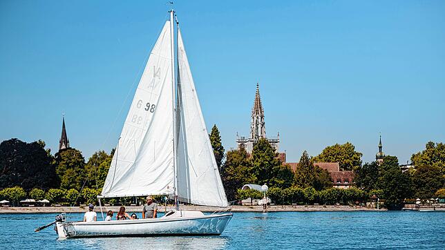 Ein Segelboot fährt über den Bodensee. So stellen sich viele den perfekten Sommer vor – aber zu welchem Preis?