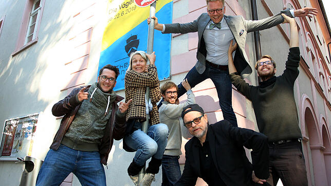 Mitarbeiter des Theaters Konstanz bei Vorstellung des Theaterfests im vergangenen Herbst: Zwei von ihnen, die Dramaturgen Daniel ...