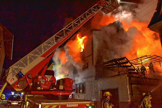 Nach dem Großbrand am Freitag in VS-Schwenningen laufen nun die Hilfsaktionen für die Betroffenen an.