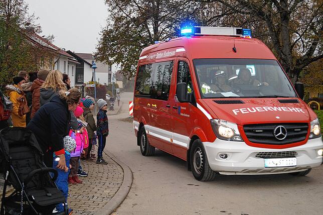 Während die Feuerwehr probte, verfolgten besonders viele Eltern mit jüngeren Kindern den simulierten Brandeinsatz.