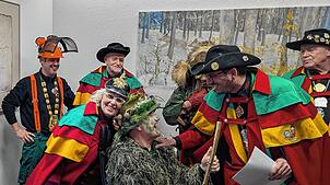 Waldgeist Adrian Schmidle wird von Narrenpräsident Johannes Dietrich abgesetzt.