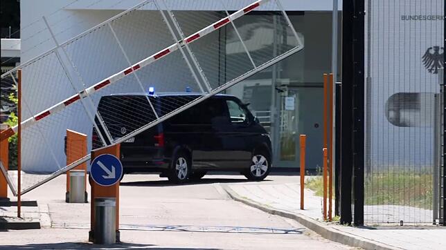 Die Bundesanwaltschaft lässt die Beschuldigten nach Karlsruhe bringen.
