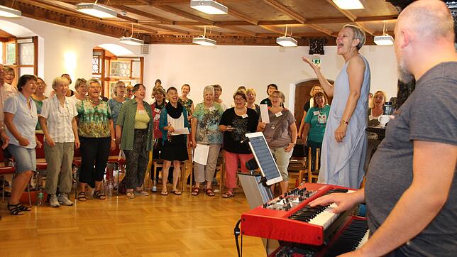 Mit Begeisterung singen 70 Teilnehmer der Chorwoche im alten Kloster in Inzigkofen Gospel. Angeleitet werden sie von Angelika Rehaag ...