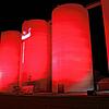 Mit 60 LED-Hochleistungs-Scheinwerfern taucht die Geisinger Firma Topro die Silotürme des ehemaligen Zementwerks in rotes Licht. Drei ...