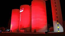 Mit 60 LED-Hochleistungs-Scheinwerfern taucht die Geisinger Firma Topro die Silotürme des ehemaligen Zementwerks in rotes Licht. Drei ...