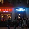 Vor dem &bdquo;Belushi&ldquo; gibt es kurz Stau: Auch hier wird auf die Einhaltung der Hygieneregeln Wert gelegt.