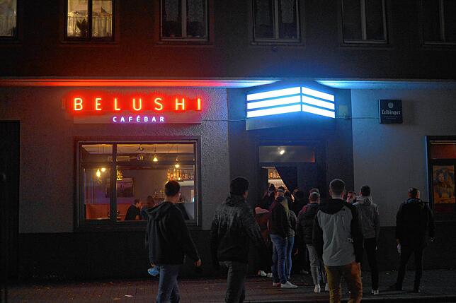 Vor dem „Belushi“ gibt es kurz Stau: Auch hier wird auf die Einhaltung der Hygieneregeln Wert gelegt.